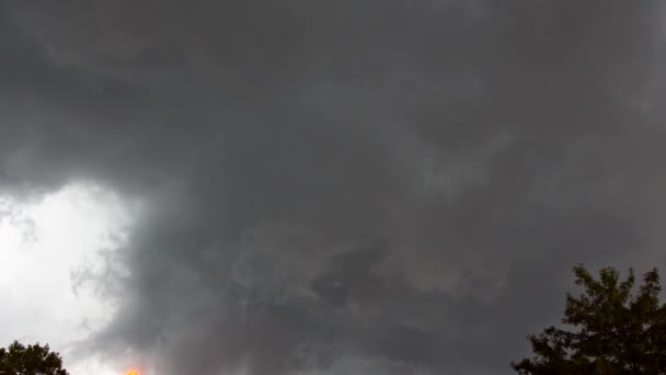 Tormenta masiva se mueve sobre nubes de trueno del este relámpago — Vídeo de stock
