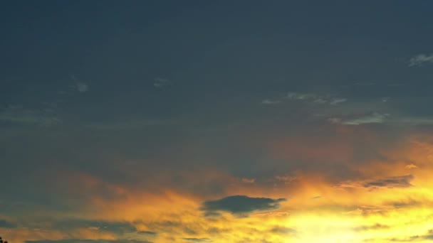 Nubes y rayos de sol y cielo azul durante la puesta del sol — Vídeos de Stock