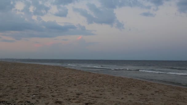 Vliegen over de oceaan kliffen bij zonsondergang — Stockvideo