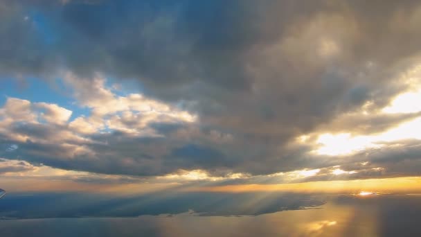 Ανατολή του ηλίου με φτερό ενός αεροπλάνου που πετούν πάνω από τον ωκεανό. — Αρχείο Βίντεο