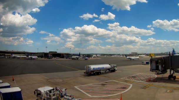 Ньюарк, штат Нью-Джерсі - 07 червня: Терміналу A з Ньюарк свободи Міжнародний аеропорт в Нью-Джерсі, щоб літак континентальний і Jetblue — стокове відео