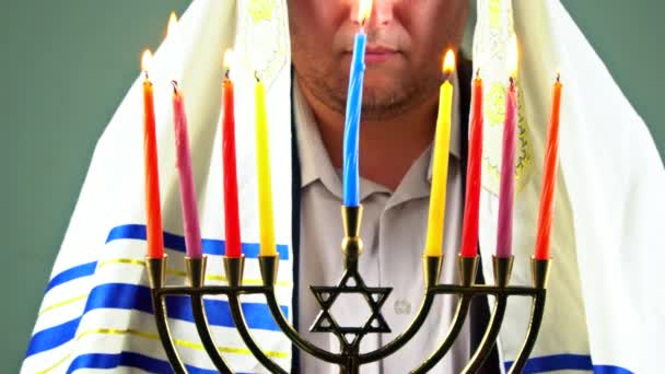 Férfi kézi világító gyertyák szolgált a Hanuka menorah táblázatban — Stock videók