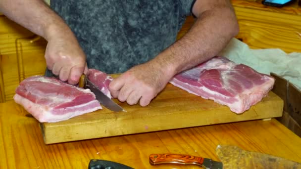 Hentes vágó húsnak fejsze boltban midsection — Stock videók