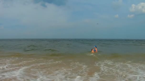 Mamma och dotter simma i havet stänk — Stockvideo