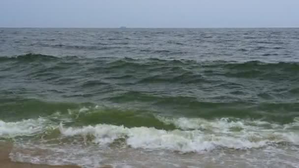 Grote golven, diagonale vliegen over groene zee of Oceaan oppervlak, loop bare. — Stockvideo