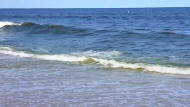 Onda oceânica subaquática quebrando em água cristalina — Vídeo de Stock