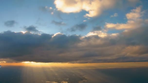 바다 위에 비행 하는 비행기의 날개와 아침 일출. — 비디오