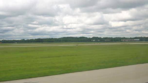 Cleveland, USA-06, 2017: Plane kész indulás a repülőtéren Terminal International Airport Cleveland — Stock videók