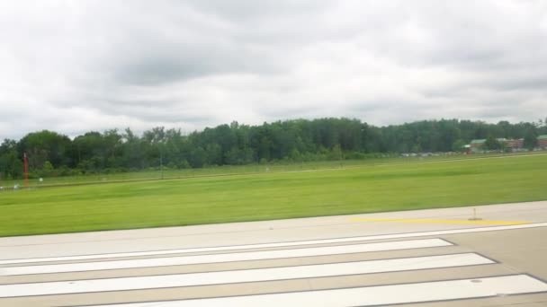 Cleveland, Estados Unidos - 06, 2017: avión listo para la salida en el aeropuerto Terminal International Airport Cleveland — Vídeos de Stock