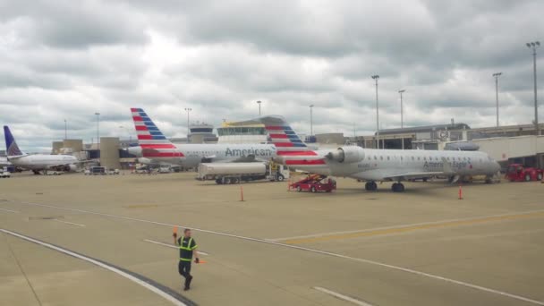 Cleveland, EUA - 06, 2017: Aviões de passageiros prontos para embarcar no aeroporto de Cleveland — Vídeo de Stock