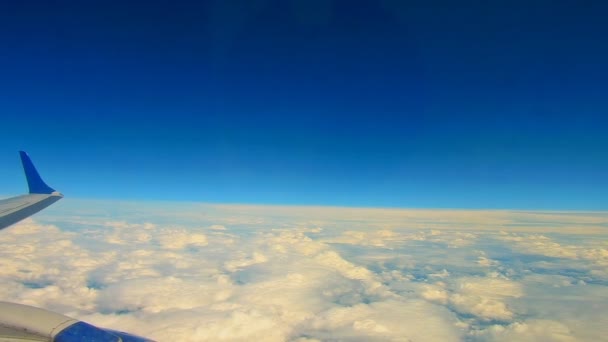 Durch Wolken fliegen, auf dem Luftweg reisen. Blick durch ein Flugzeugfenster, Hintergrundstruktur — Stockvideo