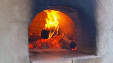Açık odun fırınında pişen pizzalar.