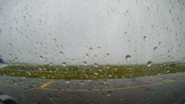 Het vliegtuig verwacht te vertrekken op de internationale luchthaven van Boston Logan tijdens de regen Massachusetts, Verenigde Staten. — Stockvideo