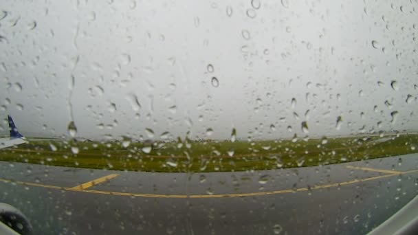 El avión se retrasa en el aeropuerto Boston Logan International vuela a través de una tormenta eléctrica durante la lluvia Massachusetts, EE.UU. . — Vídeo de stock