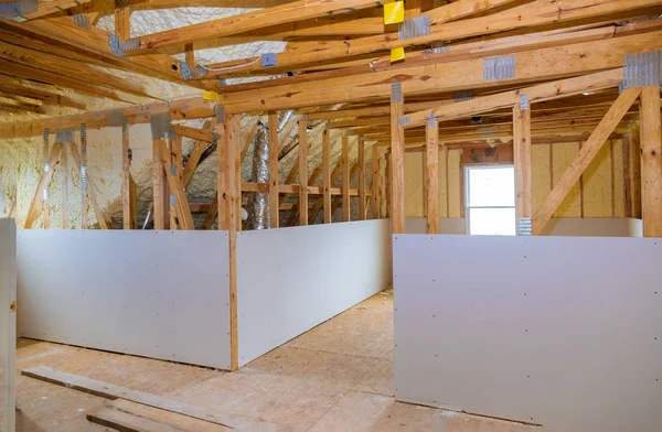Interior techo ático yaislamiento de pared en casa de madera, edificio en construcción — Foto de Stock