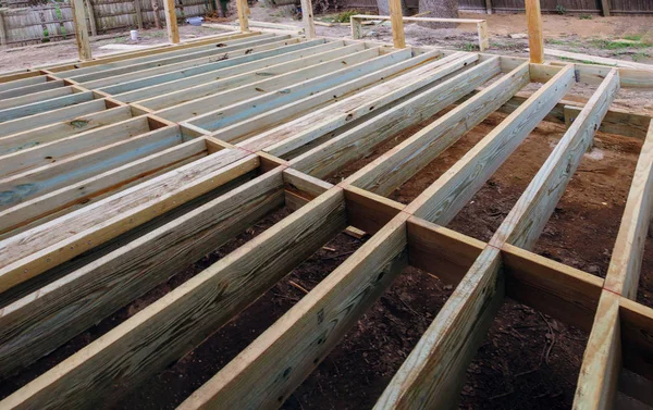 Instalando piso de madeira para deck de pátio com novas tábuas de madeira — Fotografia de Stock