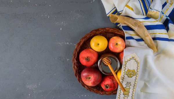 Auf dem Tisch in der Synagoge liegen die Symbole des Rosch Haschana Apfels und Granatapfels, Shofar Talith — Stockfoto