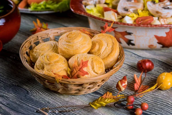 Swirl buns on wicker basket with autumn decoration. — Stock Photo, Image