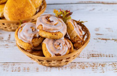 Tarçın üst sır ile rulo.