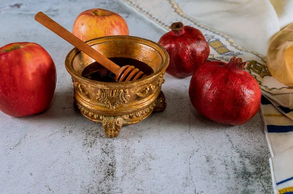 Honig, Apfel und Granatapfel traditioneller Feiertag rosh hashanah jewesh holiday talit und shofar — Stockfoto