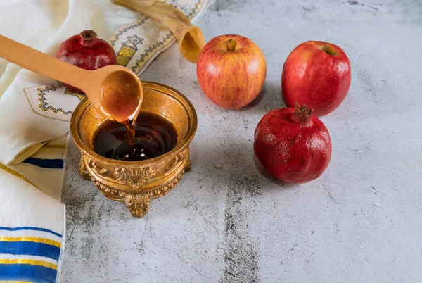 Apfel und Honig, koschere traditionelle Speisen des jüdischen Neujahrsfestes rosh hashana talit und shofar — Stockfoto