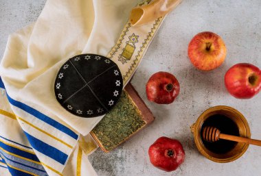 Shofar ve cam bal kavanoz ve taze olgun elma ile tallit. Jewesh yeni yıl sembolleri. Rosh hashanah