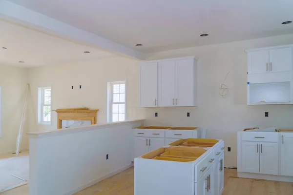 Покращення будинку вигляд на кухню встановлений в новому кухонному шафі — стокове фото