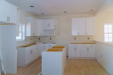 Temel yükleme çeşitli aşamalarında Island merkezi için özel mutfak dolapları