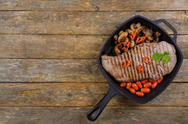 Izgara tavada ızgara mantar ile Sığır biftek.