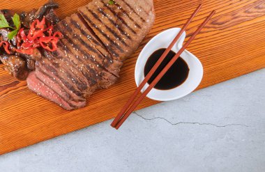 Soya soslu ahşap tahta üzerinde Sığır eti biftek.
