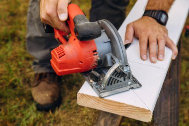 Testere kesim endüstriyel inşaat ahşap kiriş kereste kullanan işçiler