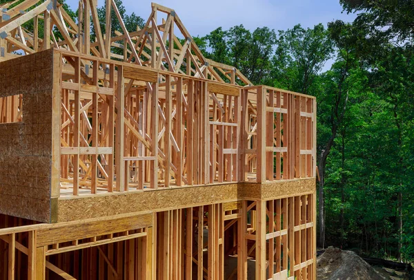 Nuevo desarrollo inmobiliario enmarcando viga de casa nueva en construcción casa —  Fotos de Stock