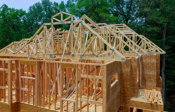 Marco de madera de la casa para una casa en progreso una nueva madera de desarrollo —  Fotos de Stock