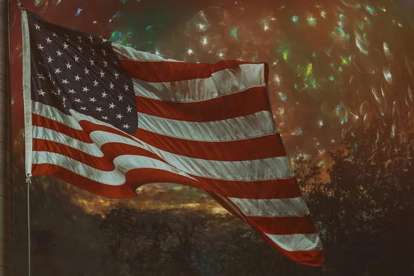 Defoktová abstraktní bokeh na pozadí mávající americkou vlajkou — Stock fotografie