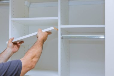 Ev yeni bir daire ile dolap dolap için raflar montajı