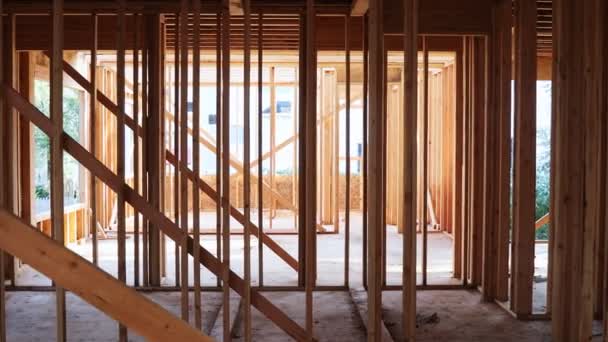 Otwarte w przemysłowym niedokończonym drewnianym budynku ramowym lub domu — Wideo stockowe