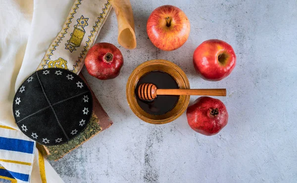 Ein jüdisches neues Jahr mit Honig zum Apfel- und Granatapfelfest rosh ha shana — Stockfoto