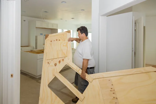 Carpintero instalando c encimera en una cocina — Foto de Stock