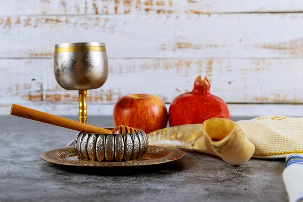 Jüdisches Neujahrssymbol mit Glashonigglas und frischen reifen Äpfeln. rosch haschana — Stockfoto