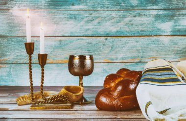 Şabat Havva masa mumlar ve kadeh şarap kapalı challah ekmek ile,