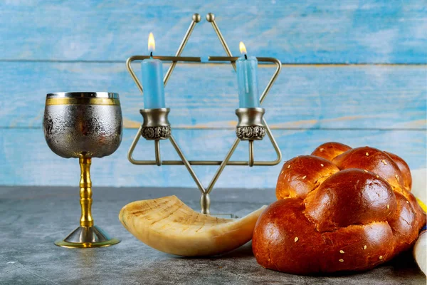 Шабатний хліб, шабатне вино та свічки на столі. Вид зверху — стокове фото