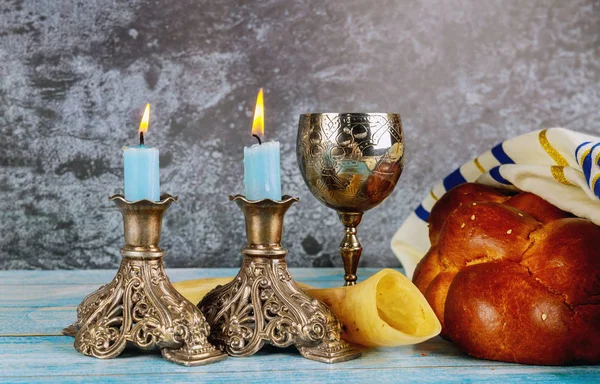 Шабатний хліб, шабатне вино та свічки на столі — стокове фото