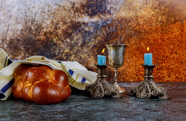 Shabbat előestéjén a Barchesz kenyér, szombat gyertyák és kiddush bor kupa. — Stock Fotó