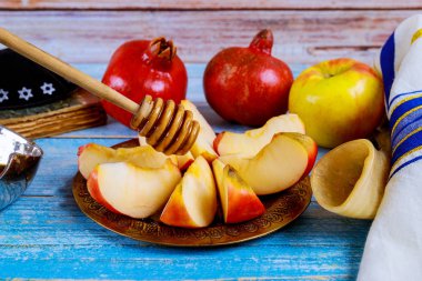 A rosh Ha Shana elma dilimi ve nar tatil için bal ile alır