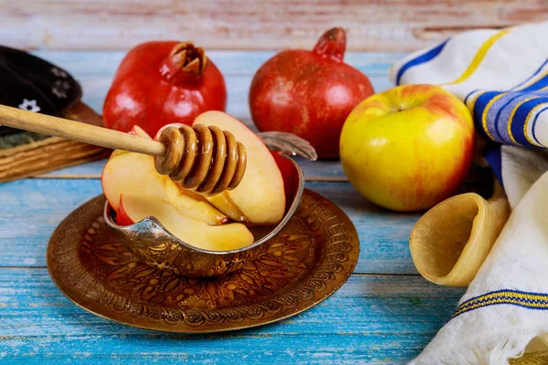 Православный еврейский праздник мед на гранате и яблоках. Еврейский новый год Рош ха-Шана Шофар — стоковое фото
