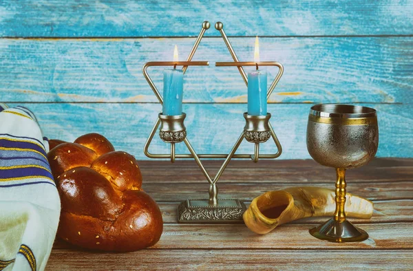 Sabbath Yahudi Tatil challah ekmek ve ahşap masa üzerinde kandelas — Stok fotoğraf