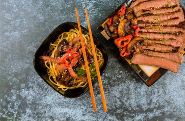 Izgara sığır eti ve mantar ile Kore spagetti Catelli.