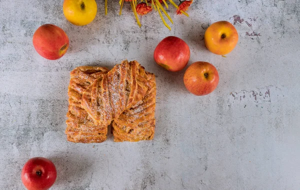 Beyaz masada ev yapımı elma strudel.