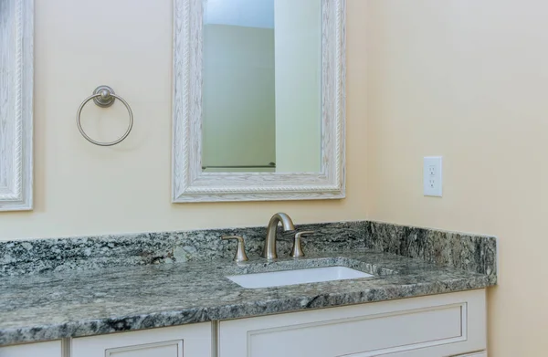 Elegant designer Sink i badrum i Counter Tap lyx hem — Stockfoto