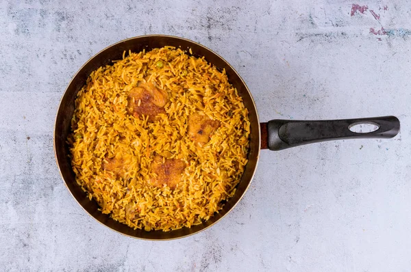 Rijst en noedels met kip en groenten in koekenpan. — Stockfoto